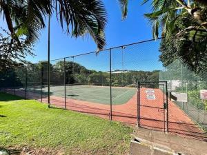 einen Tennisplatz mit einem Zaun auf einem Tennisplatz in der Unterkunft Seaview Beachfront Holiday Apartment - 164 Laguna La Crete in Uvongo Beach