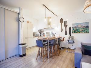 cocina y sala de estar con mesa y sillas en Le Cézanne - Jardin - Parking - Babyfoot - Centre-ville en Troyes