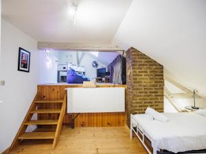 um quarto com duas camas e uma parede de tijolos em Le Cézanne - Jardin - Parking - Babyfoot - Centre-ville em Troyes