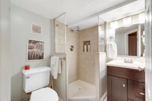 uma casa de banho com um chuveiro, um WC e um lavatório. em Society Hill 4 Bedroom with Garage Parking em Filadélfia