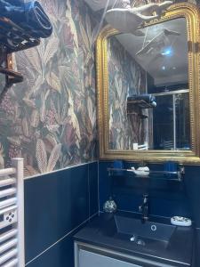 un baño con lavabo y espejo en LA MER, en La Grande-Motte 31 fotos más