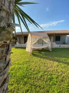 ein Zelt im Hof eines Hauses in der Unterkunft Villa Floridia in Santa Maria Del Focallo