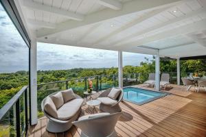 een buitenterras met stoelen en een zwembad bij Villas Vista Del Mar in Sainte-Anne +8 foto's