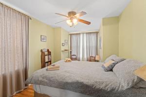 um quarto com uma cama e uma ventoinha de tecto em Fairmount Neighborhood Gem em Filadélfia
