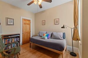 - une chambre avec un lit et un ventilateur de plafond dans l'établissement Fairmount Neighborhood Gem, à Philadelphie