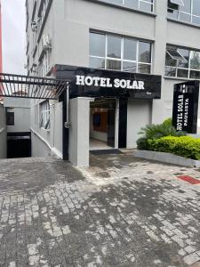 um sinal de Hotel Soaker em frente a um edifício em Hotel Solar Paulista em São Paulo