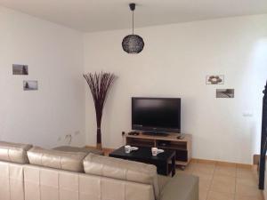 Televízia a/alebo spoločenská miestnosť v ubytovaní Villa en zona tranquila de Lajares VISTA CALMA