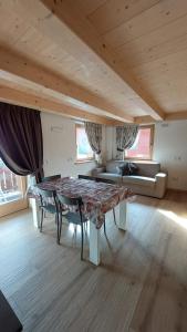een woonkamer met een tafel en een bank bij Chalet Shany in Livigno