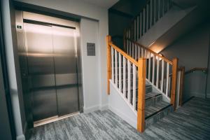 un pasillo con escalera y ascensor de metal en Thomas Moore Inn en Dublín