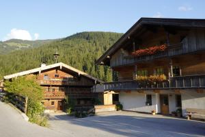 a couple of buildings with flowers on the balconies at Lederer Zuhaus in Alpbach