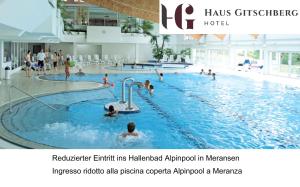 una gran piscina con gente en el agua en Gitschberg - Appartements, en Vandoies