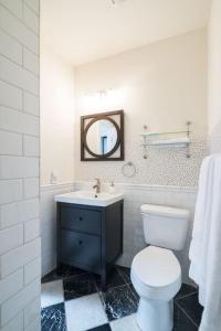 uma casa de banho com um WC branco e um lavatório. em Old City Gem 2 BR 1 5 BA,Perfect Location em Filadélfia