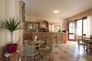 a restaurant with a table and chairs and a bar at Hotel St. Antony in Bardolino