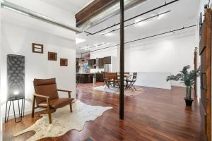 un soggiorno con una sedia e un tavolo di The Gallery Suite Residence a Philadelphia
