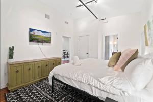 1 dormitorio con 1 cama y TV en la pared en Luxurious Million Dollar Penthouse with Elevator and Parking en Filadelfia