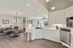 cocina y comedor con armarios blancos y mesa en Enjoy DT In A Newly Renovated Home Covered Patio, en Austin