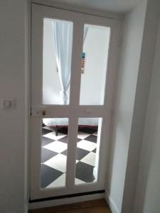 una porta con finestra in una stanza di Appartement 2 pièces proche cathédrale a Nantes