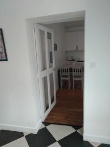 an open door to a kitchen with a dining room at Appartement 2 pièces proche cathédrale in Nantes
