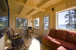 sala de estar con sofá y mesa en Chalets du bout du monde en Gaspé