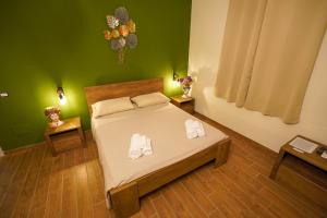 ein Schlafzimmer mit einem Bett mit zwei Handtüchern darauf in der Unterkunft Il Geranio b&b in Acconia