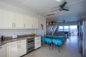 Kuchyň nebo kuchyňský kout v ubytování Blue Bay Beach Apartments