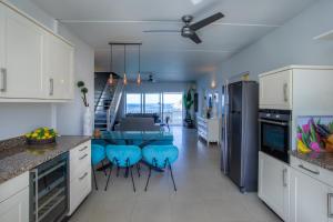 Kuchyň nebo kuchyňský kout v ubytování Blue Bay Beach Apartments