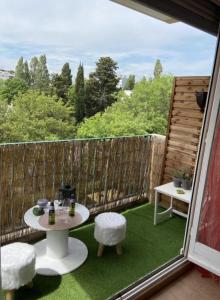 d'une terrasse avec une table et des chaises sur un balcon. dans l'établissement Appartement Circé - Montpellier Nord-Hopitaux-Facultés, à Montpellier
