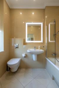 a bathroom with a toilet and a sink and a shower at Apartament luster i obrazów in Warsaw