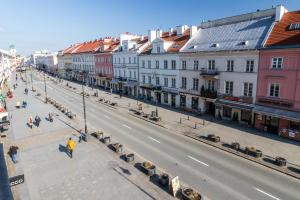 Apartament luster i obrazów في وارسو: اطلاله على شارع المدينه بالمباني