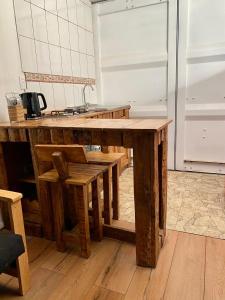 eine Küche mit einem Holztisch im Zimmer in der Unterkunft Krukke Valdivia in Valdivia