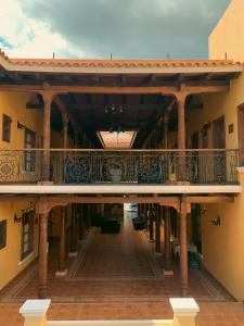 Cette chambre offre une vue sur le plafond d'un bâtiment doté d'un balcon. dans l'établissement Hotel Jardín de Tereza, à Comitán de Domínguez