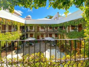 una vista al aire libre de un edificio con hiedra en El Carmen Suites, en Antigua Guatemala