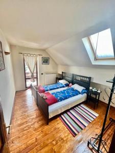 - une chambre avec un lit et du parquet dans l'établissement Blue Sky, à Buşteni