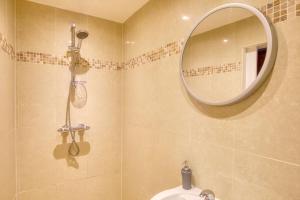 ein Badezimmer mit Spiegel und Waschbecken in der Unterkunft Woodbury Cottage in Woodbury + 13 Fotos