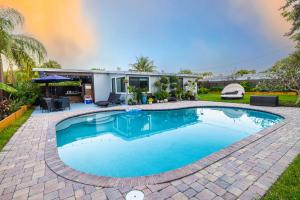 een zwembad in de achtertuin van een huis bij Private Heated Pool Oasis Pet-Friendly Retreat Short or long Stays Sleeps 2-8 Ppl in Pompano Beach