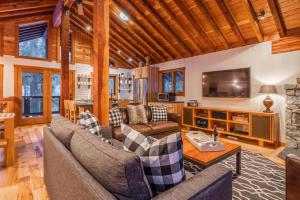 salon z kanapami i telewizorem w kabinie w obiekcie North Shore - Sierra Sky Haven w mieście Tahoe City