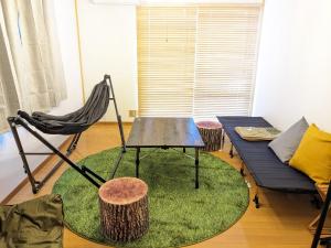 丸龜的住宿－marugame stop - Vacation STAY 86888v，客厅配有桌子和吊床