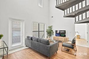 Televiisor ja/või meelelahutuskeskus majutusasutuses Spiral Stairs to Loft Bedroom Balcony with Shade