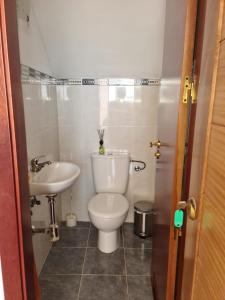 プラヤ・ブランカにあるCasa Serenaのバスルーム(トイレ、洗面台付)