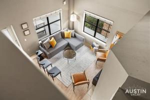 vistas panorámicas a una sala de estar con sofá y sillas en Perfect Location Near UT and Large Patio With A View en Austin