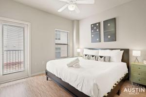 1 dormitorio con 1 cama grande y ventilador de techo en Perfect Location Near UT and Large Patio With A View en Austin