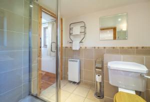 Koupelna v ubytování Church Close Cottage + 20 fotografií