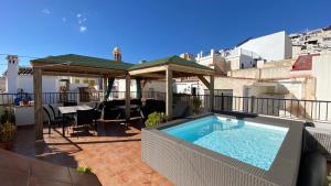 - un balcon avec une piscine et un kiosque dans l'établissement Casa Palma, à Cómpeta