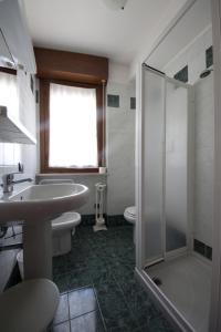 a bathroom with a sink and a shower and a toilet at Hotel St. Antony in Bardolino