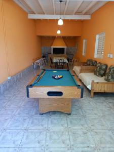 mesa de ping pong en la sala de estar en La Rioja en La Rioja