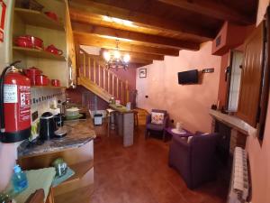 mit Blick auf eine Küche und ein Wohnzimmer in der Unterkunft Casas Rurales La Casina in Intriago