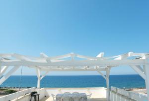 アッリステにあるAppartamenti Blue Houseの海を背景にした白い展望台
