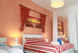 アッリステにあるAppartamenti Blue Houseのベッドルーム(ベッド1台、鏡付)