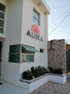 una señal en el lateral de un edificio en ALIIKA HOTEL en Albania