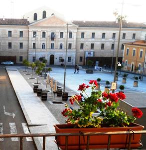 vistas a un patio con flores en macetas en B&B Le Finestre Su Via Cavour, en Sassari